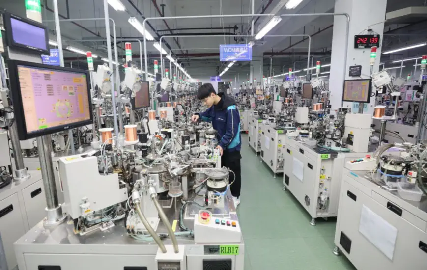 The workshop of an electronic parts and components manufacturer based in the economic development zone of Sihong county, east China’s Jiangsu province on Jan. 8, 2021. (Photo by Geng Huaijun/People’s Daily Online)