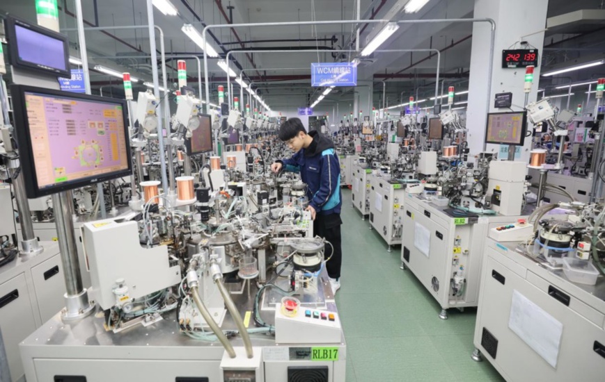 The workshop of an electronic parts and components manufacturer based in the economic development zone of Sihong county, east China’s Jiangsu province on Jan. 8, 2021. (Photo by Geng Huaijun/People’s Daily Online)