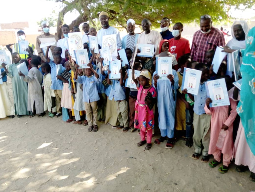 Tchad : "Al-Rahma" offre des fournitures scolaires à des écoliers au Ouaddaï Tchad : "Al-Rahma" offre des fournitures scolaires à des écoliers au Ouaddaï