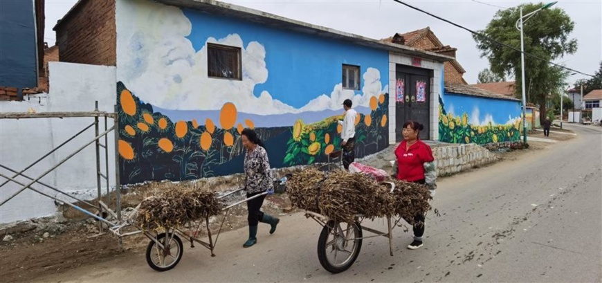 Shang Qinjie paints on a wall at Xitouying village, Chengde city, north China’s Hebei province. (Photo/Shanghai Observer)