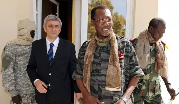 Idriss Déby en tenue militaire avec Hervé Morin, ancien ministre français de la Défense sous Nicolas Sarkozy. Crédit photo : Sources