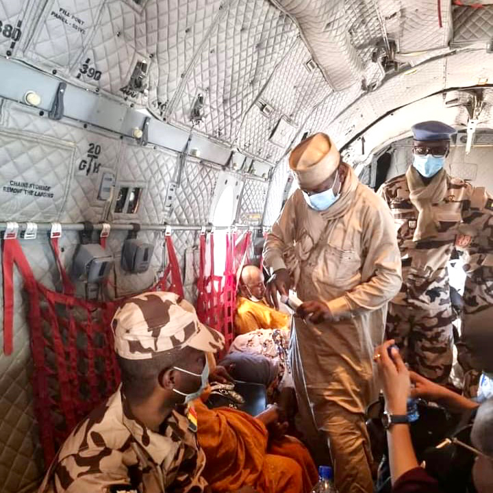 Tchad : un membre du gouvernement soigne une passagère malade en plein vol. © Tchad24 Tchad : un membre du gouvernement soigne une passagère malade en plein vol. © Tchad24