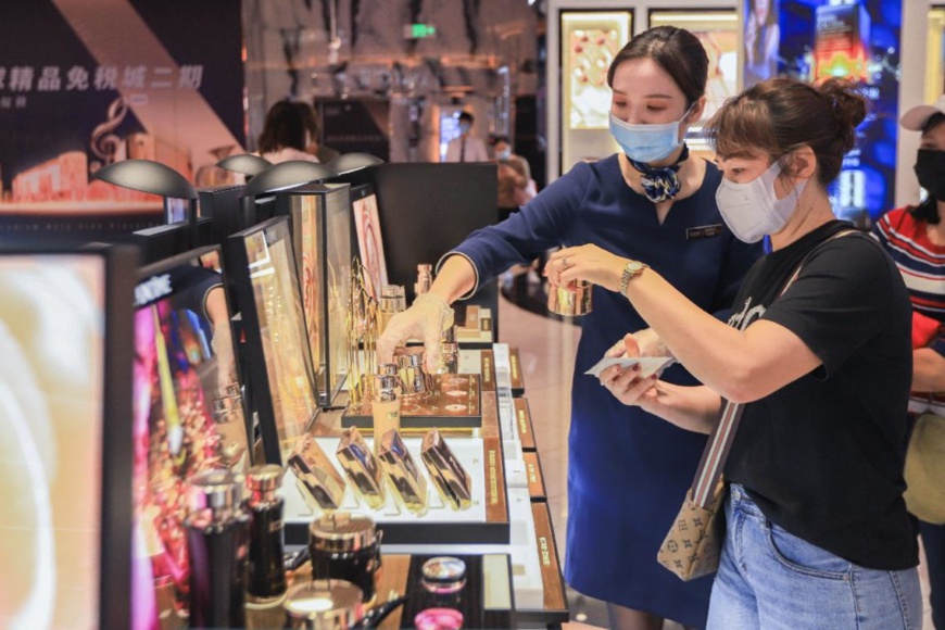 A woman shops in a duty-free store in Haikou, south China's Hainan province, Nov. 11, 2021. (Photo by Wang Chenglong/People's Daily Online)