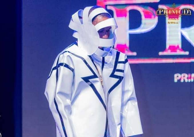 Une imitation du vestimentaire de l'artiste Afrotronix au PRIMUD 2021 Une imitation du vestimentaire de l'artiste Afrotronix au PRIMUD 2021