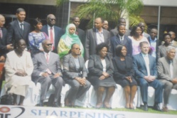 la vice présidente de la Répubique de Zambie, présidente de la Cour suprême assise au milieu