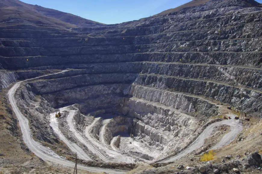 Photo shows the No. 3 mine pit of the Keketuohai National Geological Park in Keketuohai township, Fuyun county, Altay prefecture of northwest China’s Xinjiang Uygur autonomous region. The mine pit is 250 meters deep, 250 meters long, and 240 meters wide. (Photo by Yuan Huanhuan/People’s Daily Online)