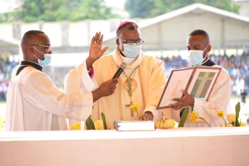 Mgr Bienvenu Manamika Bafouakouahou prononçant sa profession de foi. Mgr Bienvenu Manamika Bafouakouahou prononçant sa profession de foi.