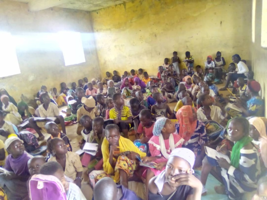 Tchad : certains élèves n’ont pas de tables-bancs dans les salles de classe Tchad : certains élèves n’ont pas de tables-bancs dans les salles de classe
