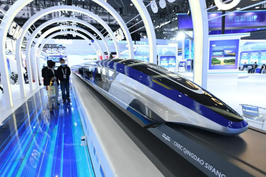 Photo taken on Nov. 19, 2021 shows the model of a high-speed maglev train equipped with new technologies exhibited at the exhibition area of the 2021 World Manufacturing Convention held in Hefei city, east China’s Anhui province. (Photo by Wang Biao/People’s Daily Online)