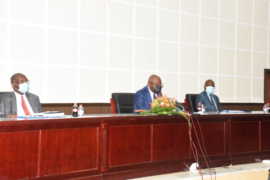 Le ministre congolais Bruno Jean Richard Itoua au cours de l'échance avec les pétroliers Le ministre congolais Bruno Jean Richard Itoua au cours de l'échance avec les pétroliers