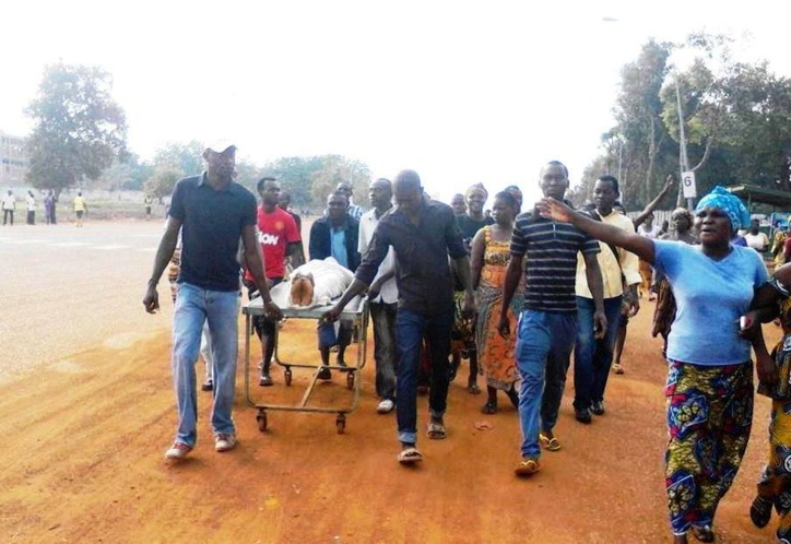 Des militaires et parents transportent le corps jusqu'à la Place du Défilé. Des militaires et parents transportent le corps jusqu'à la Place du Défilé.