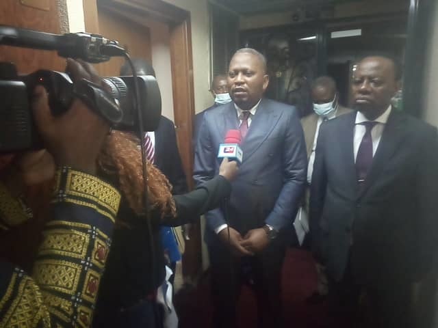 Le ministre Ghislain Thierry Maguessa Ebome au micro de la presse à sa sortie d'audience. Le ministre Ghislain Thierry Maguessa Ebome au micro de la presse à sa sortie d'audience.