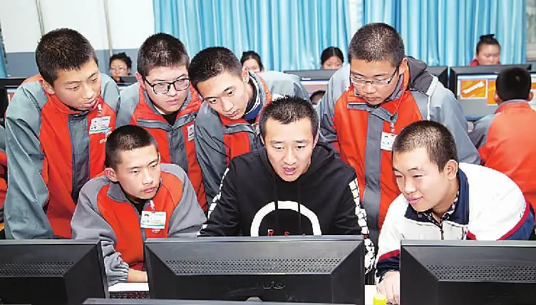Students majoring in animation listen to their teacher during a class at the Zhangjiakou Vocational and Technical Education Center. (Photo/Zhangjiakou Daily)