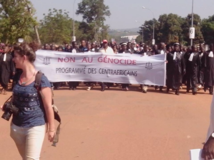 Les centrafricains manifestent dans les rues de Bangui. Crédit photo : Chris Can Les centrafricains manifestent dans les rues de Bangui. Crédit photo : Chris Can