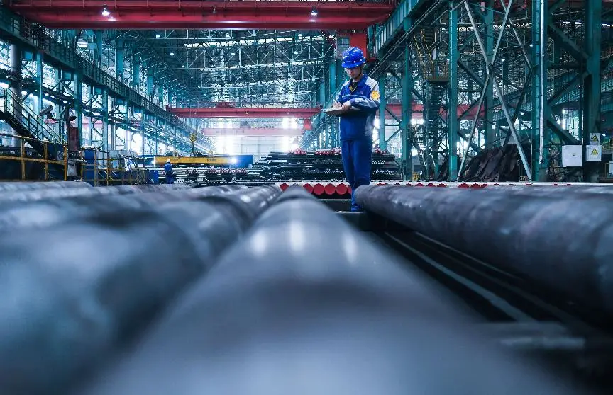 An employee of a subsidiary of Maanshan Iron and Steel Co., Ltd. conducts quality control check on high-quality special steel products, May 14, 2021. (Photo by Luo Jisheng/People’s Daily Online)