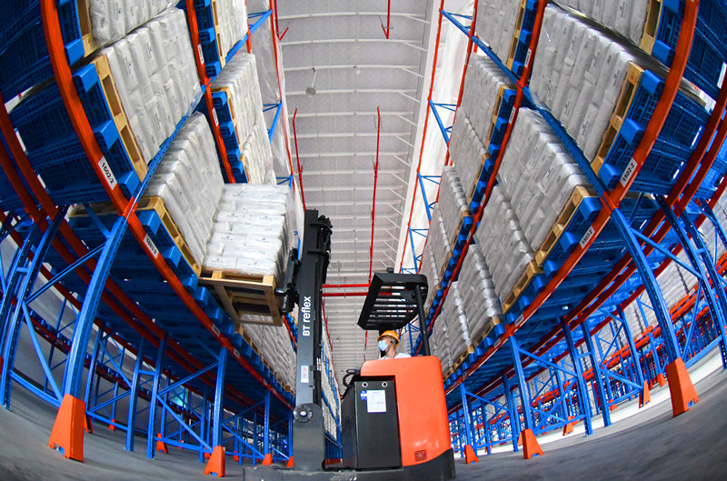 A worker piles commodities at a transfer warehouse of the phase I project of a supply chain base built under the framework of the Belt and Road Initiative in Lianyungang, east China’s Jiangsu province, August 9, 2021. (Photo by Geng Yuhe/People’s Daily Online)