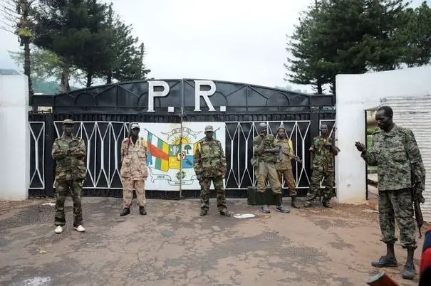 Des rebelles du Séléka devant le Palais présidentiel à Bangui, le 25 mars 2013. Afp.com/Sia Kambou