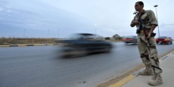 Un militaire libyen dans les rues de Benghazi après une série d'attaques à l'explosif, le 19 mai 2013. | REUTERS/ESAM OMRAN AL-FETORI Un militaire libyen dans les rues de Benghazi après une série d'attaques à l'explosif, le 19 mai 2013. | REUTERS/ESAM OMRAN AL-FETORI