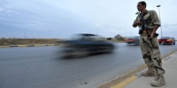 Un militaire libyen dans les rues de Benghazi après une série d'attaques à l'explosif, le 19 mai 2013. | REUTERS/ESAM OMRAN AL-FETORI