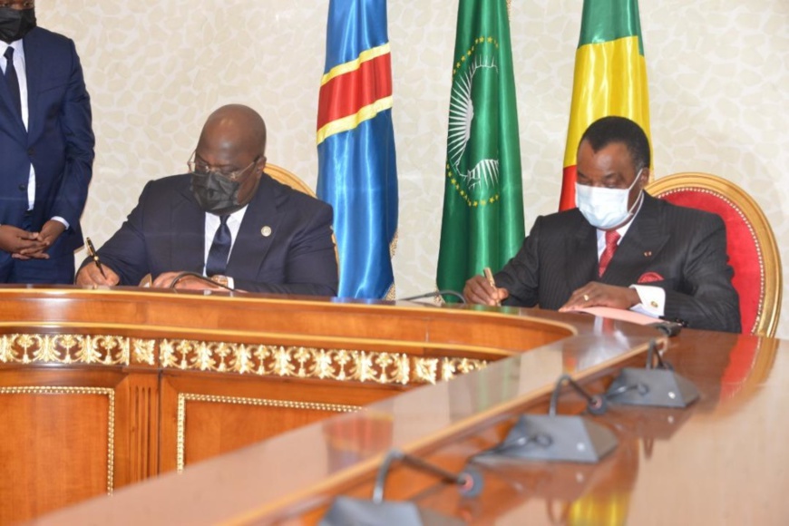 Signature de la déclaration conjointe par les présidents Sassou et Tshisekedi Signature de la déclaration conjointe par les présidents Sassou et Tshisekedi