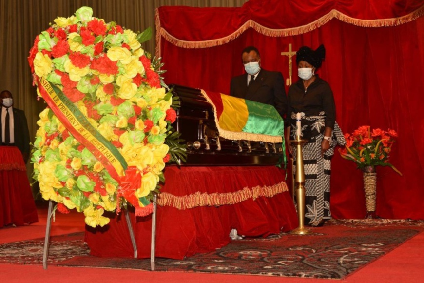 Le couple présidentiel se recueillant sur la dépouille de Justin Lekoundzou Le couple présidentiel se recueillant sur la dépouille de Justin Lekoundzou