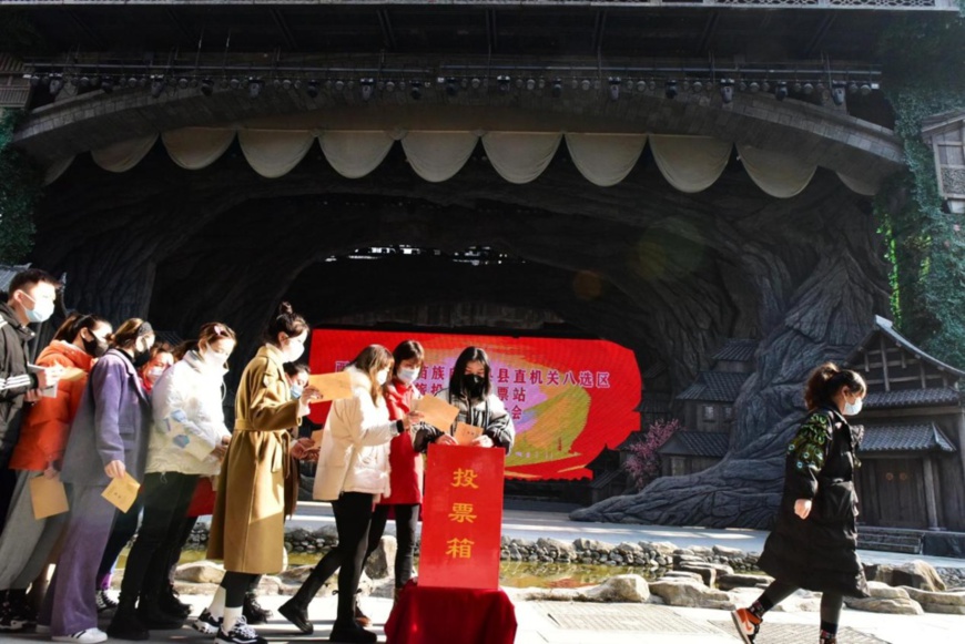 Residents elect new deputies to the local township and county-level people’s congresses in Youyang Tujia and Miao autonomous county, southwest China’s Chongqing municipality, Dec. 5, 2021. (Photo by Qiu Hongbin/People’s Daily Online)