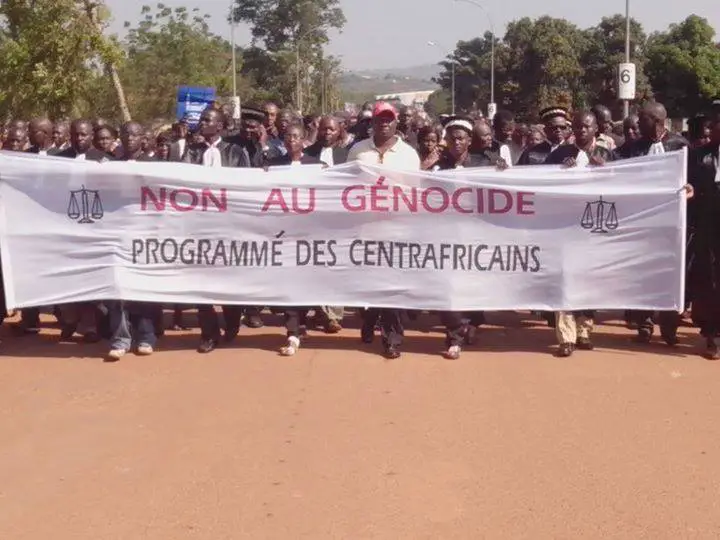 Des magistrats et des civils manifestent le matin du 22 novembre dernier à Bangui. Crédit photo : Sylviane Augé