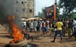 Bangui (Centrafrique), dimanche. Le meurtre d’un haut magistrat, abattu en pleine rue la veille, a déclenché un début d’émeute. (AFP/Pacôme Pabandji.)