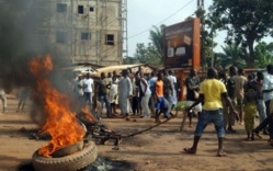 Bangui (Centrafrique), dimanche. Le meurtre d’un haut magistrat, abattu en pleine rue la veille, a déclenché un début d’émeute. (AFP/Pacôme Pabandji.) Bangui (Centrafrique), dimanche. Le meurtre d’un haut magistrat, abattu en pleine rue la veille, a déclenché un début d’émeute. (AFP/Pacôme Pabandji.)