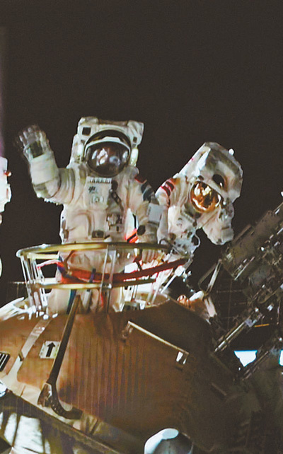 Chinese astronauts Nie Haisheng and Liu Boming, both crew members of China’s Shenzhou-12 spaceflight mission, wave to the Earth after completing an extravehicular activity, August 20, 2021. (Photo/Website of China Manned Space)