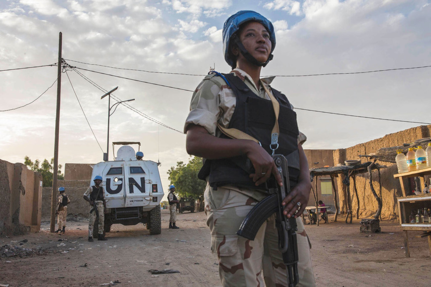 Une Casque bleue de la MINUSMA en patrouille à Gao, au Mali. © MINUSMA/Marco Dormino