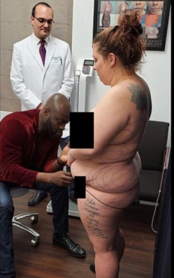 Dr Michael K. Obeng en consultation d'une patiente Dr Michael K. Obeng en consultation d'une patiente