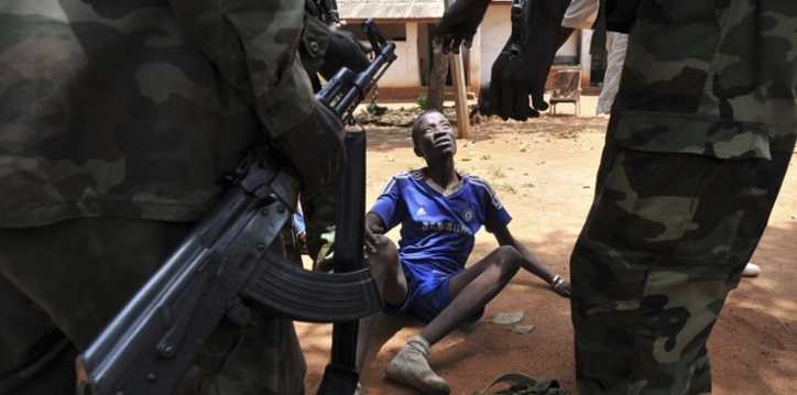 Le 26 mars 2013, dans la capitale centrafricaine, Bangui, la Séléka arrête un homme soupçonné de pillages. (AFP / SIA KAMBOU)