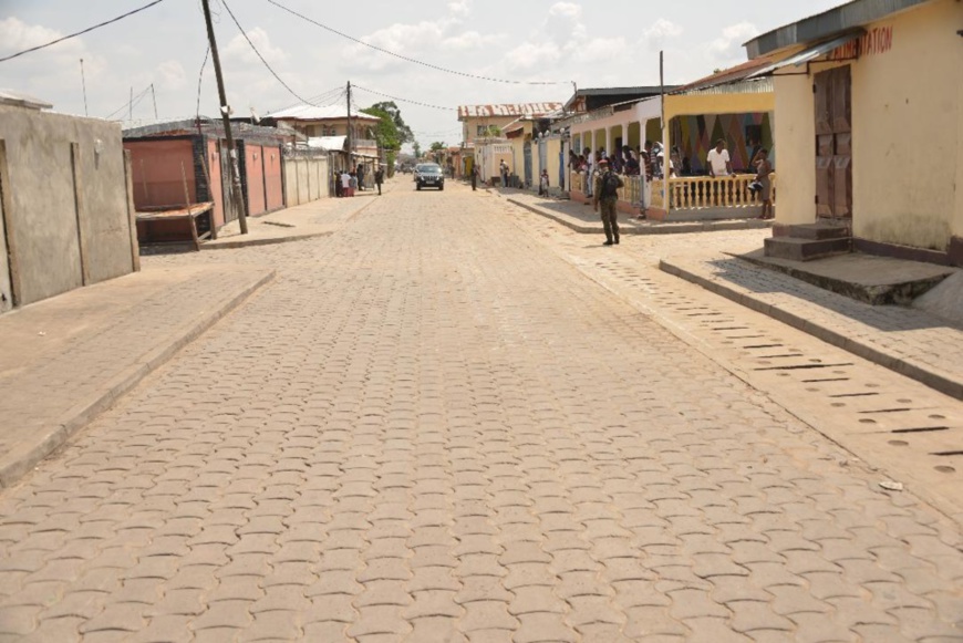 L' une des voies pavées ouverte à la circulation L' une des voies pavées ouverte à la circulation