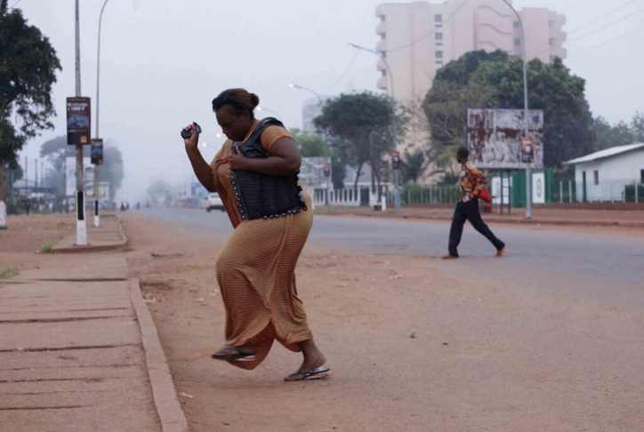 Des civils fuient les zones de combats dans Bangui, au moment des détonations d'armes automatiques. Crédit photo : @YouAnonCentral/Twitter