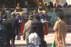 L'ex-Directeur du Protocole d'Etat, Mahamat Abdelrassoul accompagne Kadhafi aux tribunes présidentielles lors de la fête du cinquantenaire de l'Indépendance du Tchad.