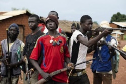 Des hommes appartenant aux milices "Anti-balaka". Centrafrique. Crédit photo : Sources Des hommes appartenant aux milices "Anti-balaka". Centrafrique. Crédit photo : Sources