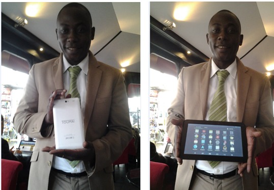 Le directeur de Toumai Hanana Technologie, Sigui Pouidankreo présente la tablettes PC éducatives Toumaï. Le directeur de Toumai Hanana Technologie, Sigui Pouidankreo présente la tablettes PC éducatives Toumaï.