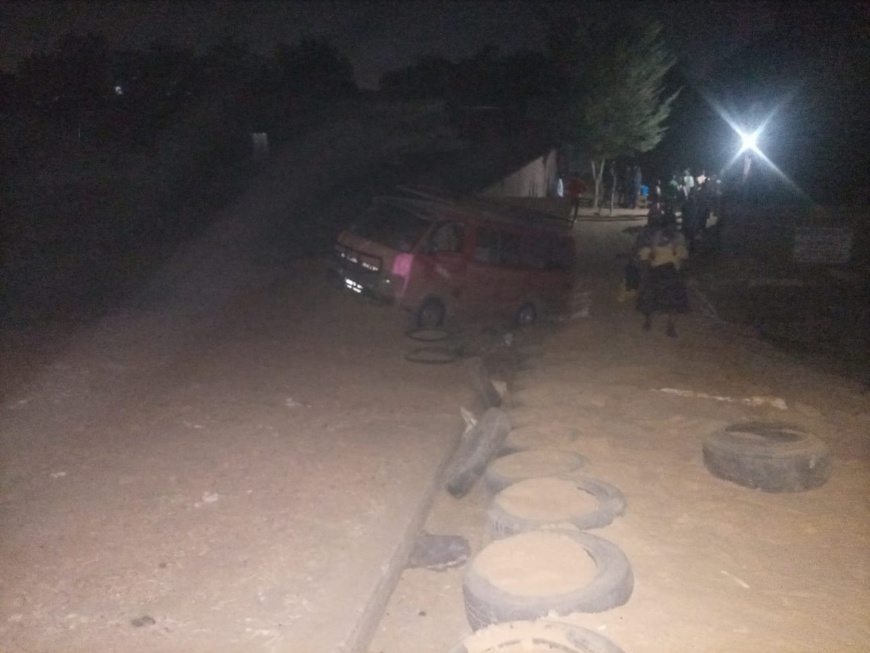 N'Djamena : un minibus chute dans un caniveau, le conducteur était au téléphone N'Djamena : un minibus chute dans un caniveau, le conducteur était au téléphone