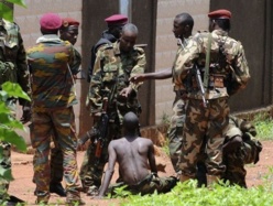Un pilleur attrapé par des combattants de l'ex-Séléka lors de la prise de Bangui. Crédit photo : Sources Un pilleur attrapé par des combattants de l'ex-Séléka lors de la prise de Bangui. Crédit photo : Sources