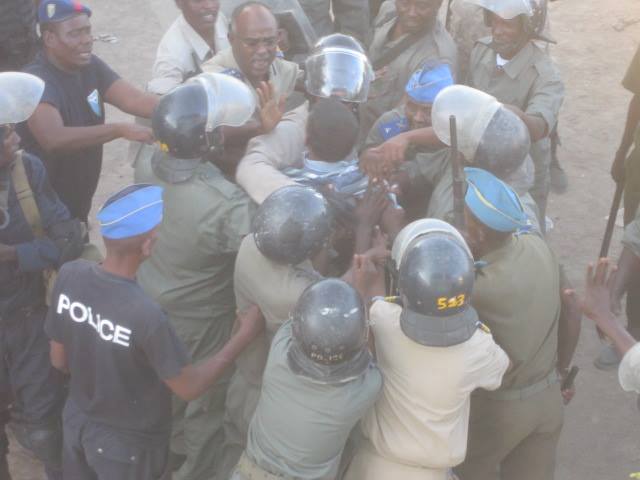 Djibouti : Quand le chef de la police frappe un homme menotté en public Djibouti : Quand le chef de la police frappe un homme menotté en public