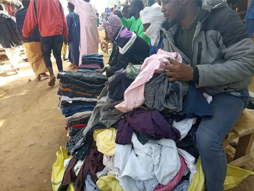 Tchad : les clients se bousculent à la friperie du grand marché