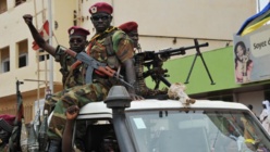 Des rebelles de la Séléka juchés sur un pick-up, le 30 mars 2013, à Bangui. (SIA KAMBOU / AFP)