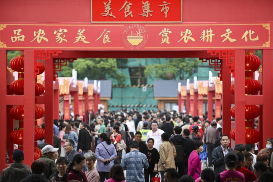 Photo taken on April 28, 2021, shows tourists at a food fair in Jinhua city, east China’s Zhejiang province, during the province’s first countryside gourmet conference. (Photo by Hu Xiaofei/People’s Daily Online)