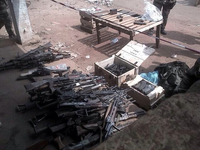 Un arsenal d'armes de guerre récupérés à Bangui par l'armée française. Crédit photo : @fxmenage/Twitter Un arsenal d'armes de guerre récupérés à Bangui par l'armée française. Crédit photo : @fxmenage/Twitter