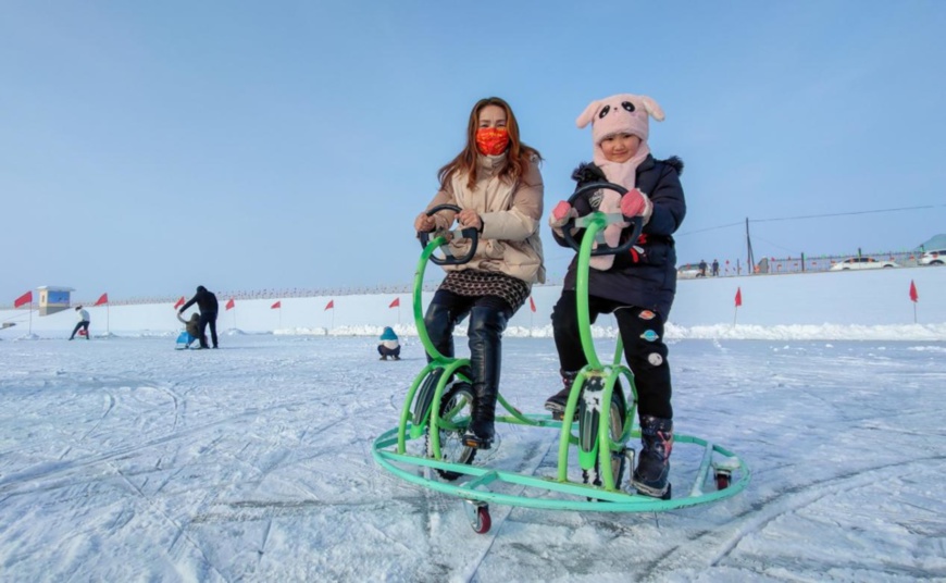 Tourists ride snow bicycles in Wugongtai township, Hutubi county, Changji Hui autonomous prefecture, northwest China’s Xinjiang Uygur autonomous region, Dec. 18, 2021. (Photo by Tao Weiming/People’s Daily Online)