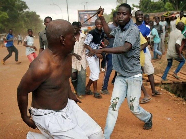 Bangui : Un chrétien poignarde un musulman devant une foule en furie. Centrafrique. Crédit photo : Sources Bangui : Un chrétien poignarde un musulman devant une foule en furie. Centrafrique. Crédit photo : Sources