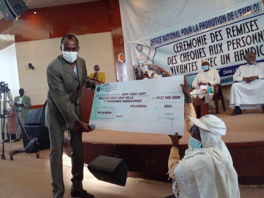 Tchad : ONAPE remet 127 millions de FCFA aux personnes handicapées Tchad : ONAPE remet 127 millions de FCFA aux personnes handicapées