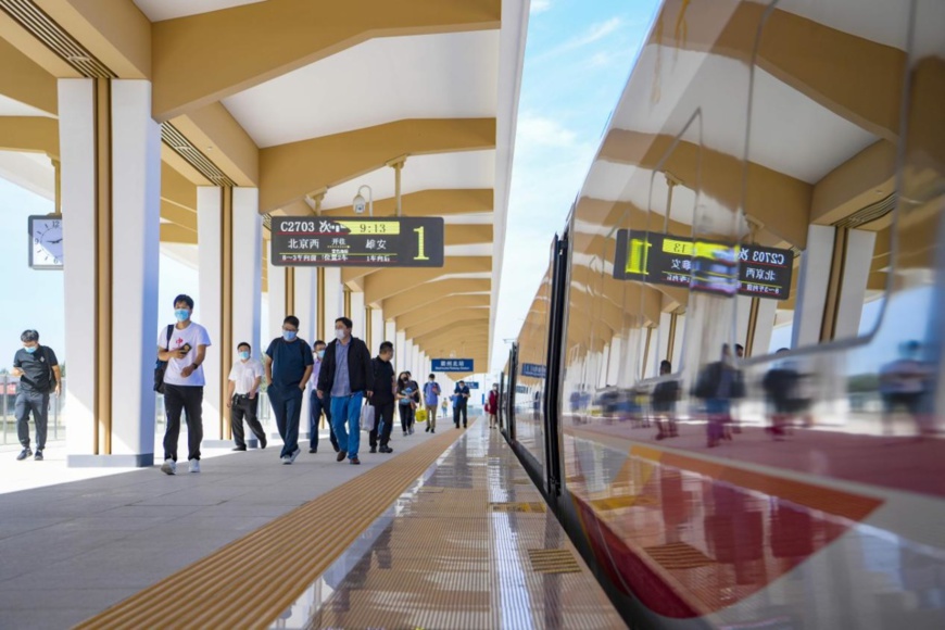 Photo taken on August 31 shows passengers getting ready to get on a high-speed train that runs between Beijing and Xiong’an New Area in north China’s Hebei province. (Photo by Sun Lijun/People’s Daily Online)