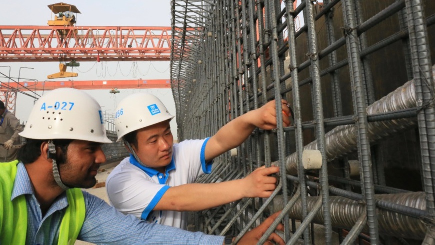 Chinese and Pakistani employees work together at the construction site of the Sukkur-Multan section of the Peshawar-Karachi Motorway in Pakistan. (Photo/China State Construction Engineering Corporation)